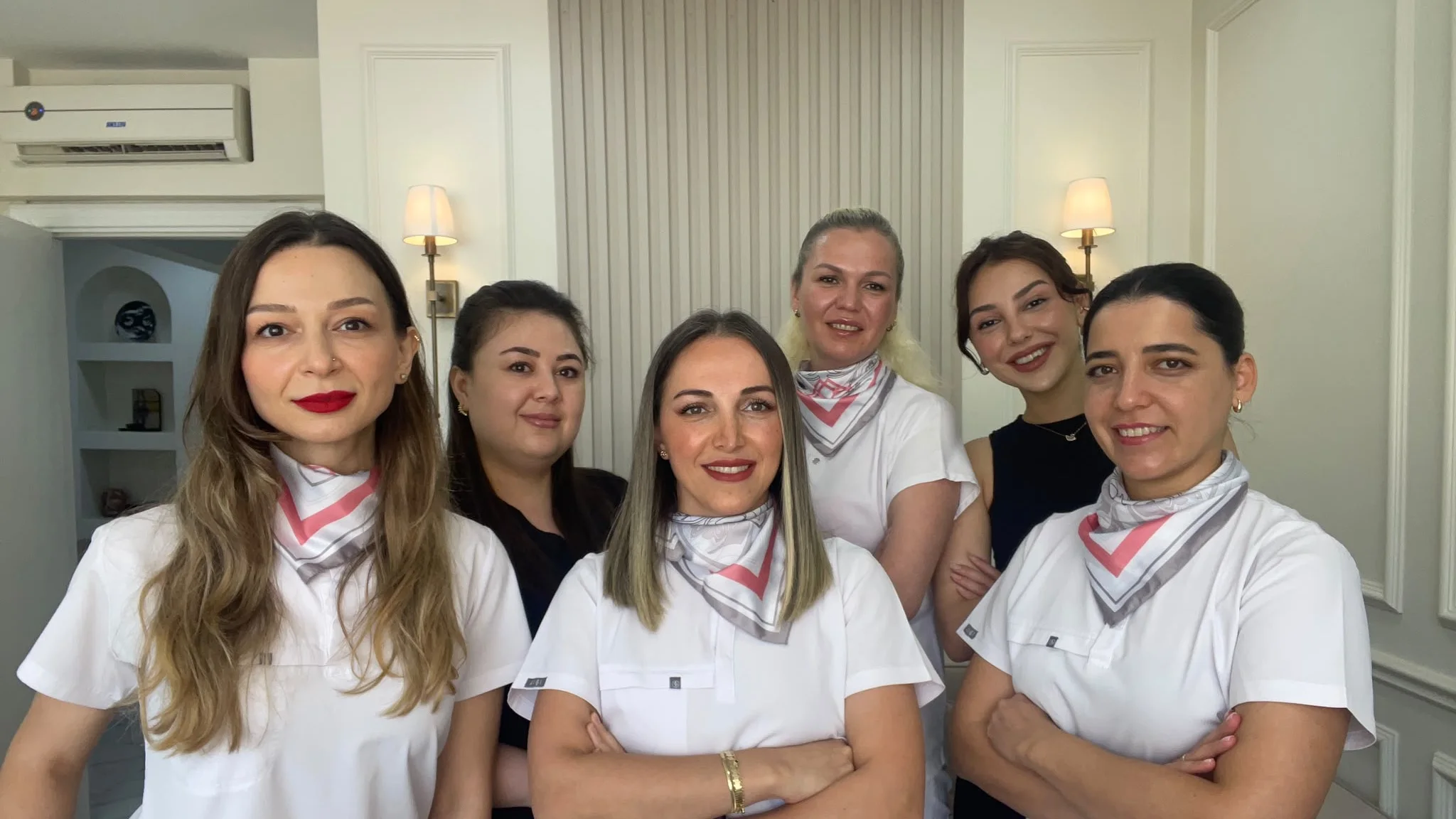 فريق Kaya Clinique في عيادة شارع بغداد